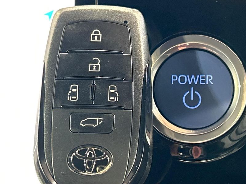 2023 Toyota Voxy 6AA-ZWR90W (UW-6a7d3784708fe)[27]