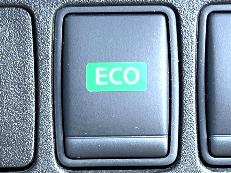 2016 Nissan Serena DAA-GFC27 (UW-6a7e85f2d9cf0)[16]