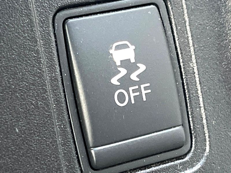 2016 Nissan Serena DAA-GFC27 (UW-6a7e85f2d9cf0)[25]