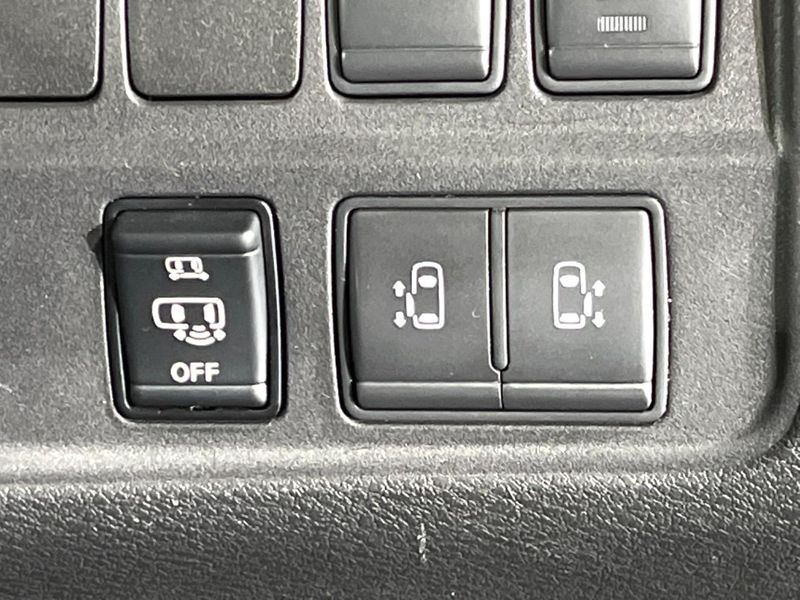 2017 Nissan Serena DAA-GFC27 (UW-6a7e85f6e67c2)[19]