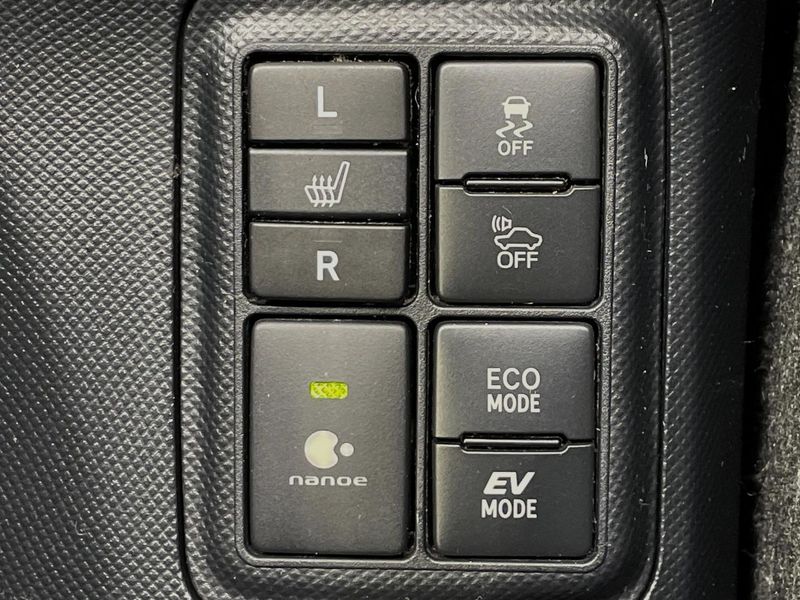 2017 Toyota Aqua DAA-NHP10 (UW-6a7e87ed71099)[24]