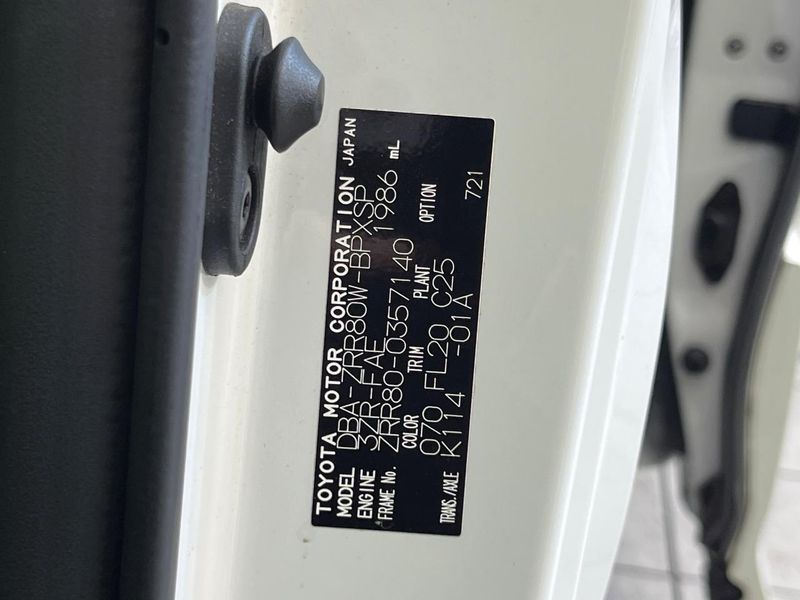 2017 Toyota Voxy DBA-ZRR80W (UW-6a7e8898a7af9)[1]