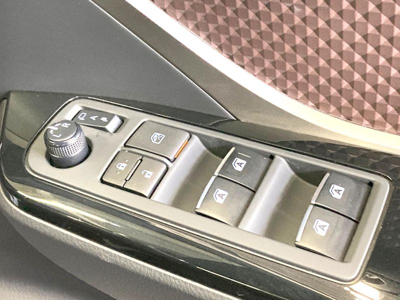 2017 Toyota C-HR DAA-ZYX10 (UW-6a7e88e57a896)[4]