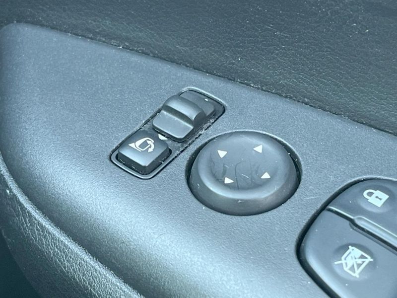 2016 Nissan Serena DAA-GFC27 (UW-6a7fd788cbe97)[23]