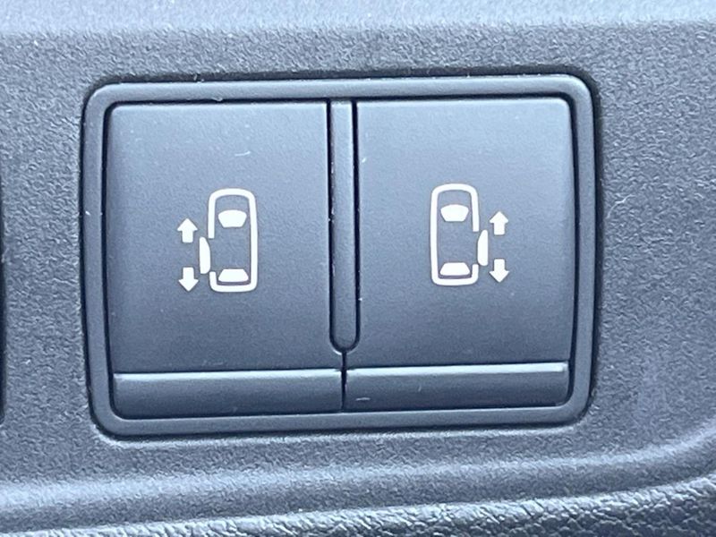 2016 Nissan Serena DAA-GFC27 (UW-6a7fd788cbe97)[18]