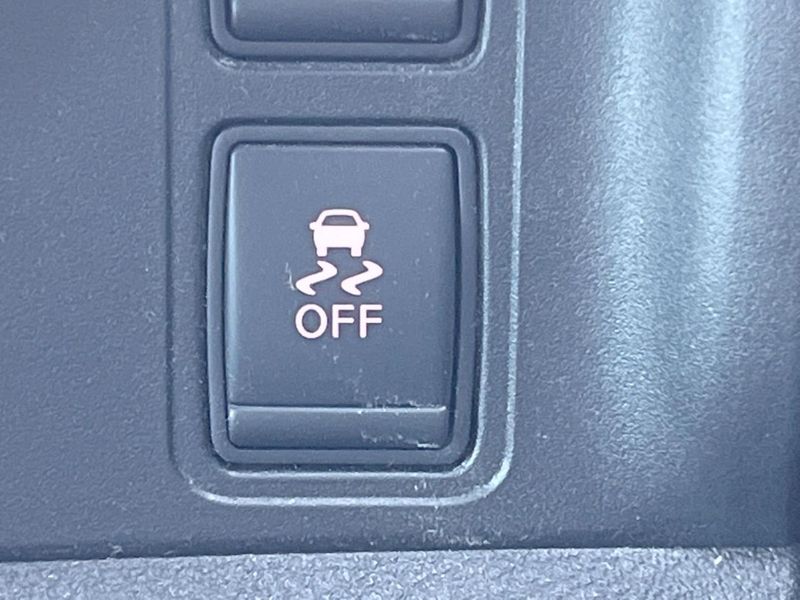 2016 Nissan Serena DAA-GFC27 (UW-6a7fd788cbe97)[17]