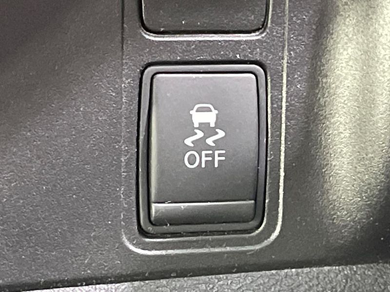 2017 Nissan Serena DAA-GFC27 (UW-6a7fd78dc7f28)[10]