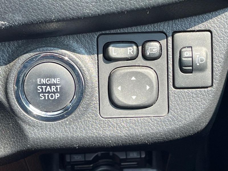2017 Toyota Vitz DBA-KSP130 (UW-6a7fd86bdd18d)[19]
