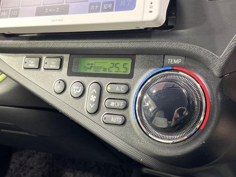 2013 Toyota Aqua DAA-NHP10 (UW-6a7fd990b0cc8)[16]