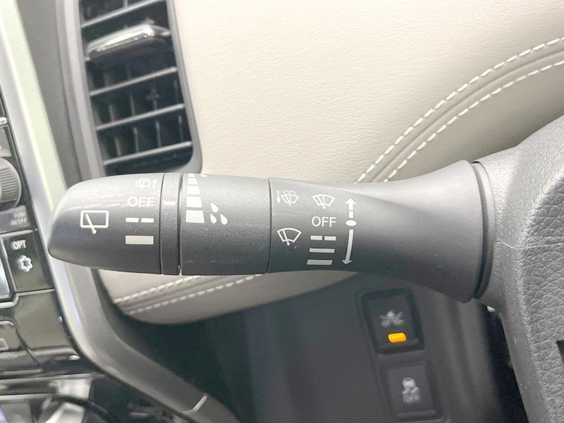 2017 Nissan Serena DAA-GFC27 (UW-6a8128d7558e2)[28]