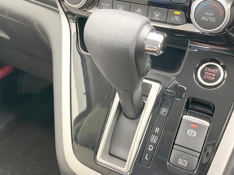 2017 Nissan Serena DAA-GFC27 (UW-6a8128d7558e2)[23]