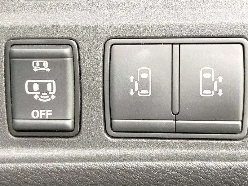 2017 Nissan Serena DAA-GFC27 (UW-6a8128d7558e2)[18]