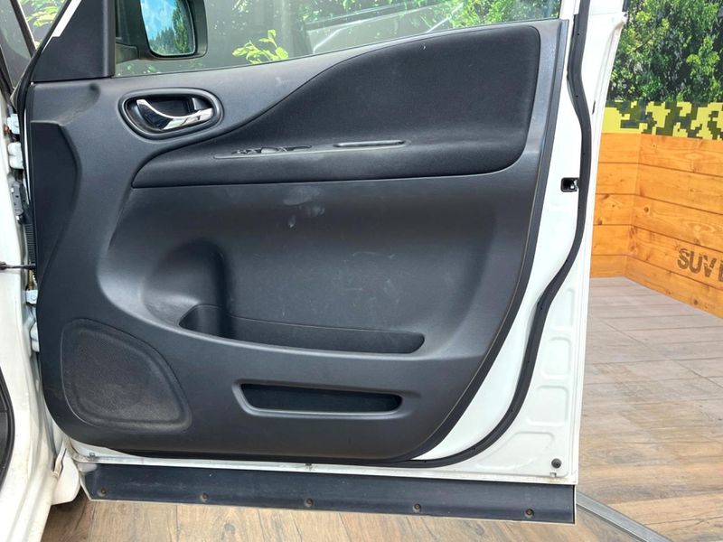 2013 Nissan Serena DAA-HFC26 (UW-6a81291dcebec)[17]
