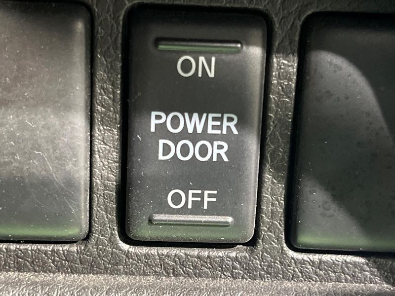 2015 Nissan Serena DAA-HFC26 (UW-6a81291ee2976)[10]
