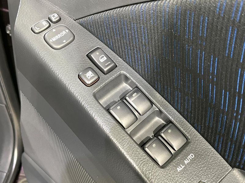 2013 Toyota Isis DBA-ZGM15W (UW-6a812b57e4103)[9]