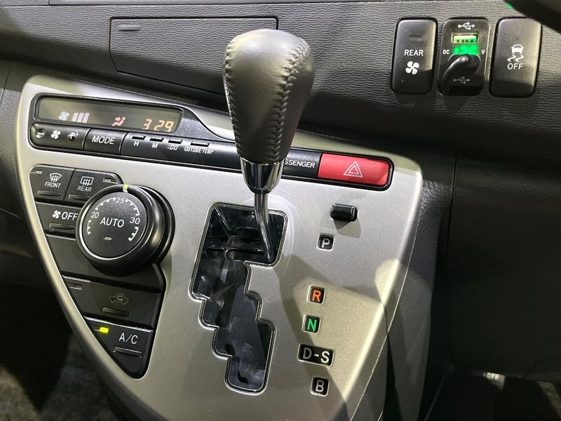 2013 Toyota Isis DBA-ZGM15W (UW-6a812b57e4103)[7]