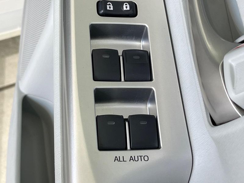 2011 Toyota Prius α DAA-ZVW41W (UW-6a812b7f6afb3)[20]