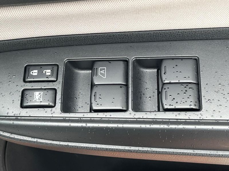 2017 Nissan Note DAA-HE12 (UW-6a827a85e63a6)[26]