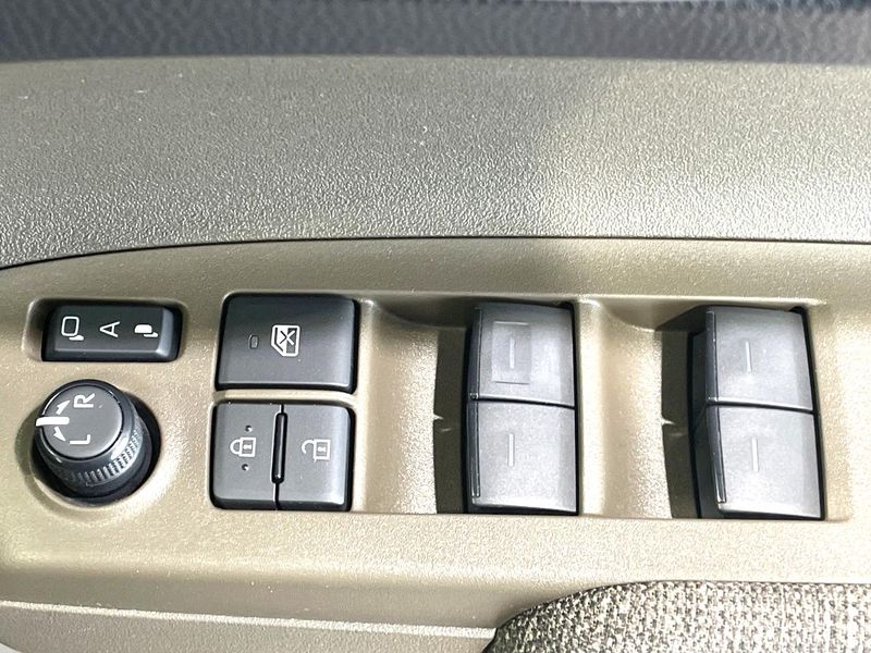 2023 Toyota Sienta 6AA-MXPL10G (UW-6a827bfc96139)[10]