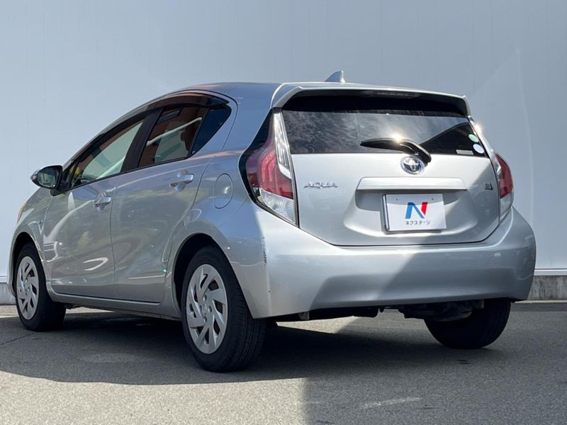 2016 Toyota Aqua DAA-NHP10 (UW-6a827c2e26c3a)[14]