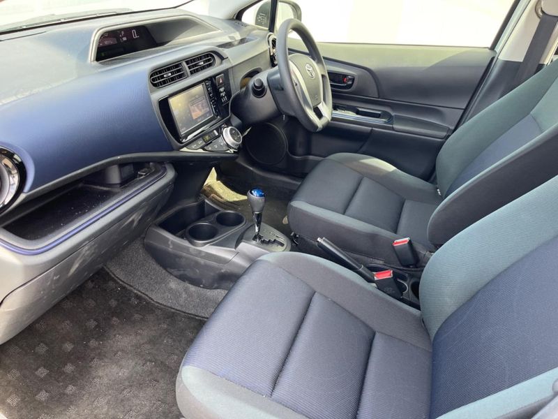 2016 Toyota Aqua DAA-NHP10 (UW-6a827c2e26c3a)[13]