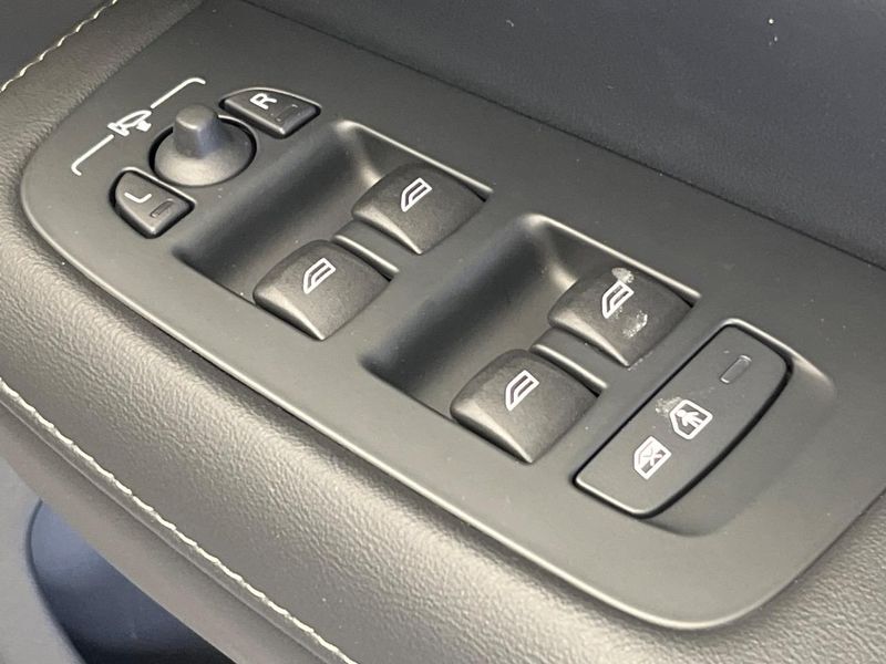 2023 Volvo S60 5AA-ZB420TM (UW-6a83cb0b24c99)[15]