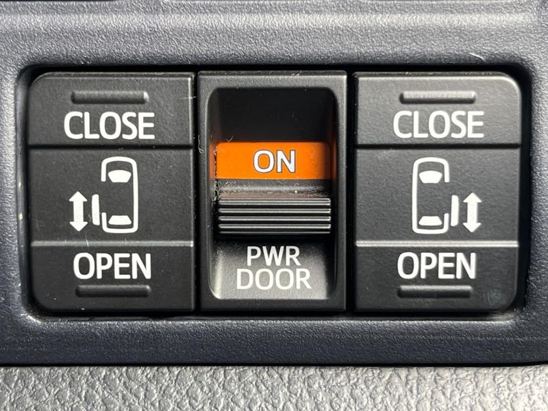 2015 Toyota Noah DBA-ZRR80G (UW-6a83ce8279f7f)[11]