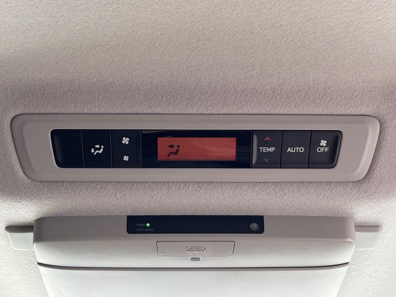 2015 Toyota Noah DBA-ZRR80G (UW-6a83ce8279f7f)[23]