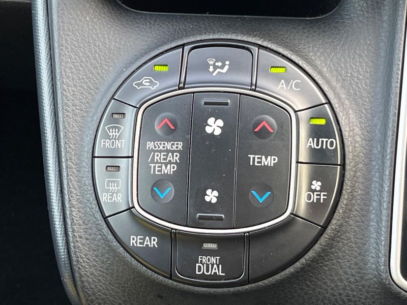 2015 Toyota Noah DBA-ZRR80G (UW-6a83ce8279f7f)[13]