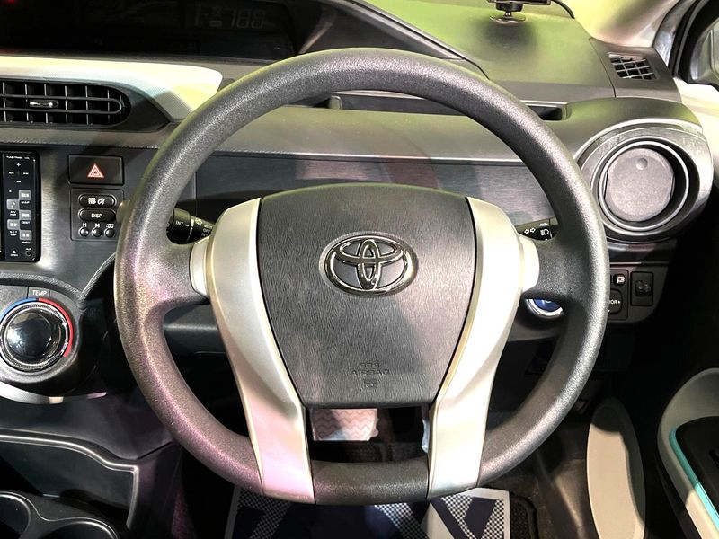 2012 Toyota Aqua DAA-NHP10 (UW-6a851f7b40b58)[5]