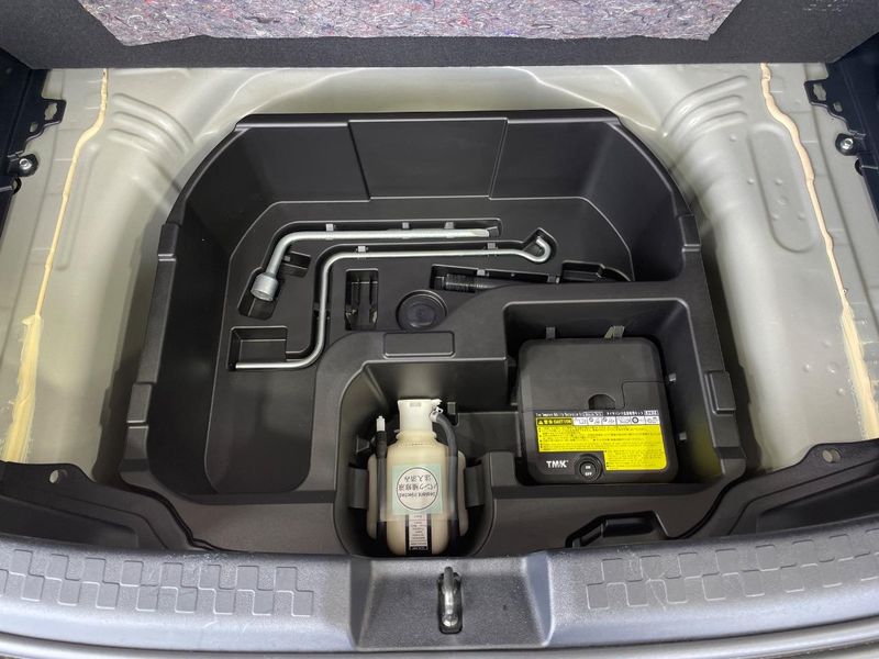 2017 Toyota Aqua DAA-NHP10H (UW-6a851f8590aa4)[25]