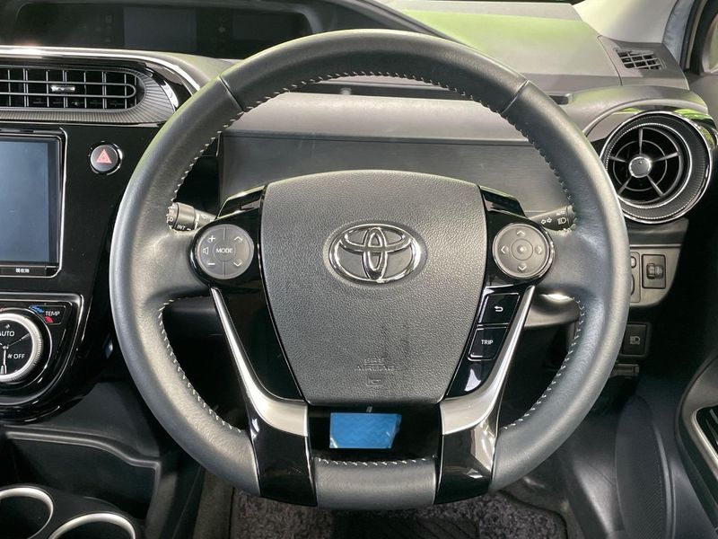 2017 Toyota Aqua DAA-NHP10H (UW-6a851f8590aa4)[27]