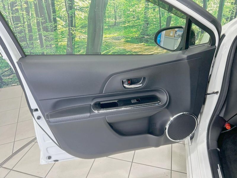 2018 Toyota Aqua DAA-NHP10 (UW-6a851f87658bb)[22]