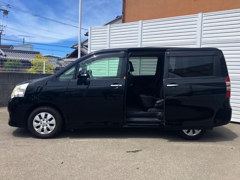2013 Toyota Noah DBA-ZRR70G (UW-6a85202683b50)[5]