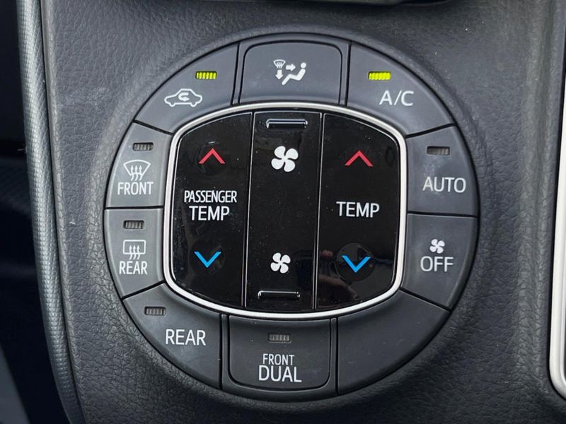 2016 Toyota Voxy DBA-ZRR80W (UW-6a85202a9b2f2)[26]