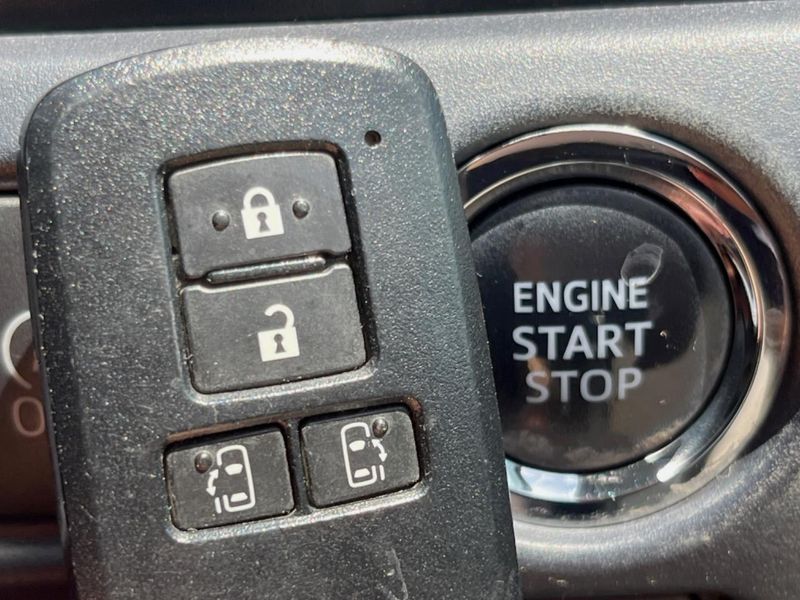 2016 Toyota Voxy DBA-ZRR80W (UW-6a85202a9b2f2)[13]