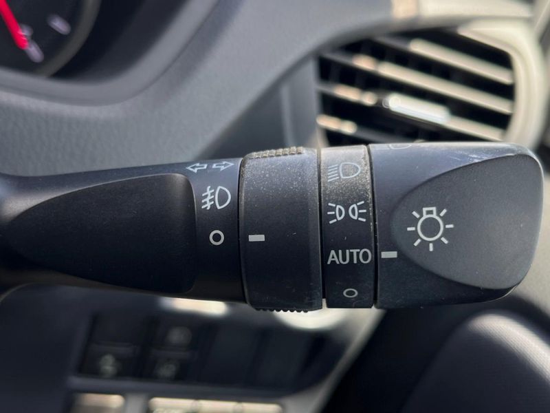 2016 Toyota Voxy DBA-ZRR80W (UW-6a85202a9b2f2)[20]