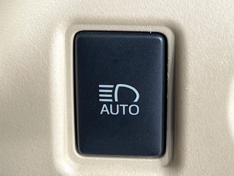 2014 Toyota Noah DBA-ZRR85G (UW-6a85203b88d86)[12]