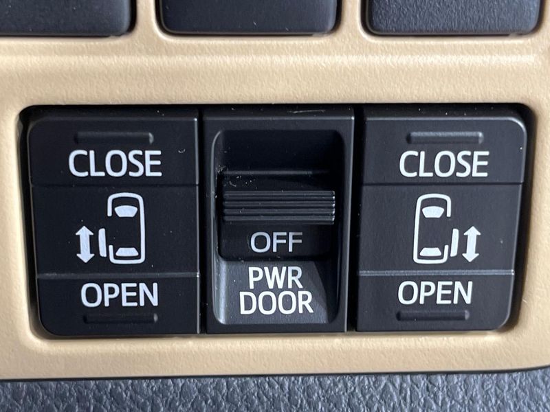 2014 Toyota Noah DBA-ZRR85G (UW-6a85203b88d86)[15]