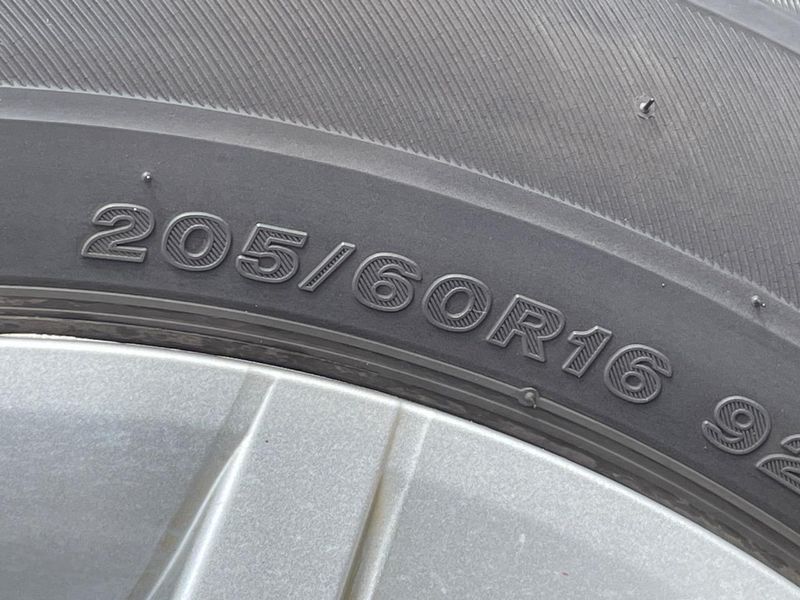 2013 Toyota Prius α DAA-ZVW41W (UW-6a852050bc94e)[10]