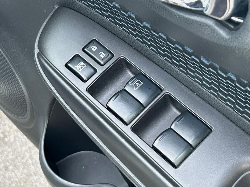 2013 Nissan Note DBA-E12 (UW-6a87c072af735)[19]
