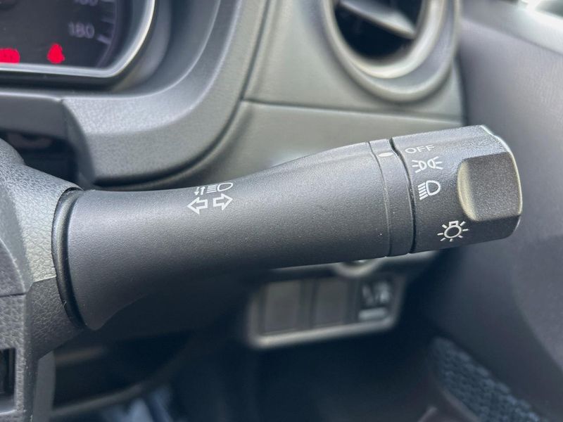 2013 Nissan Note DBA-E12 (UW-6a87c072af735)[24]
