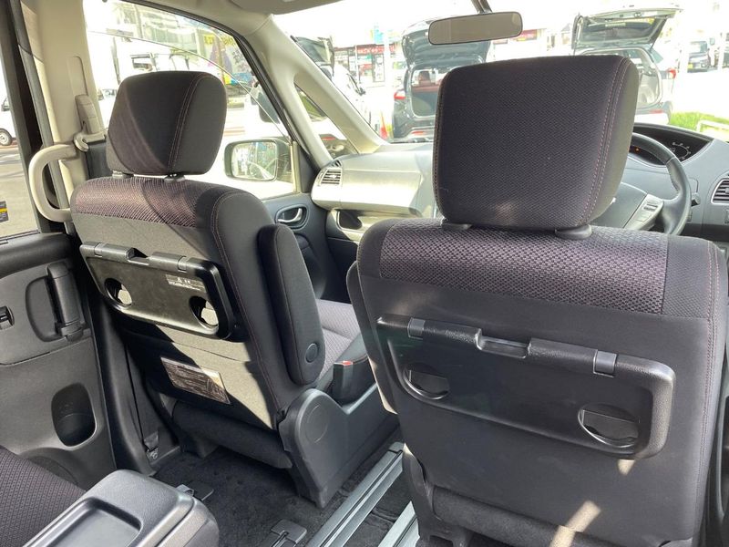 2013 Nissan Serena DAA-HFC26 (UW-6a87c0e903412)[23]