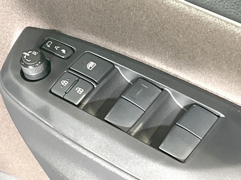 2021 Toyota Yaris Cross 6AA-MXPJ10 (UW-6a87c23701edb)[21]