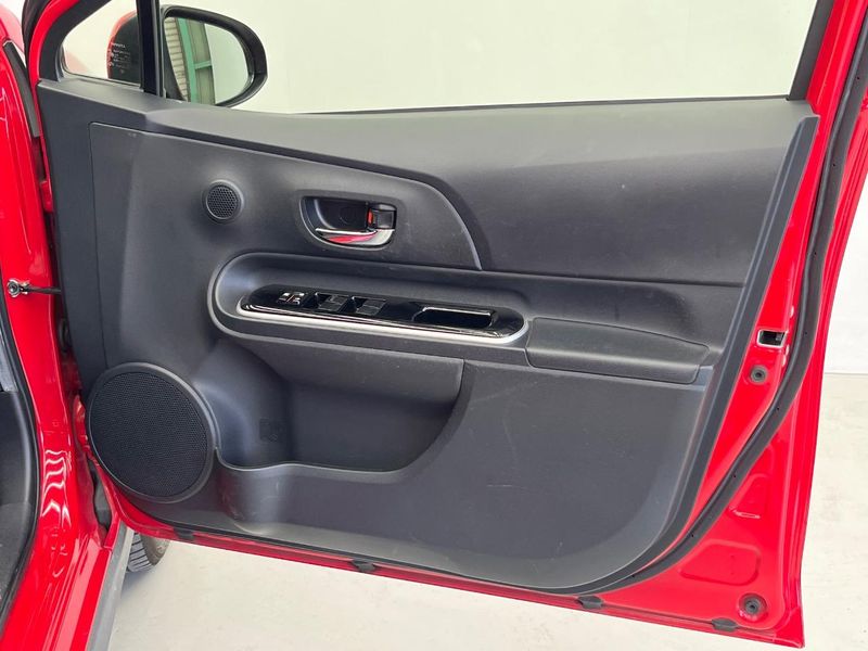 2017 Toyota Aqua DAA-NHP10H (UW-6a87c28244e93)[26]