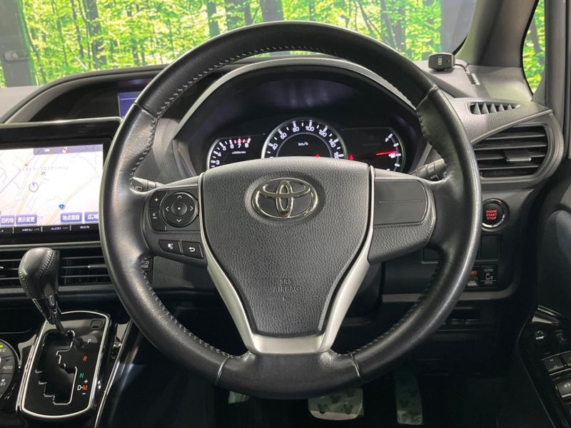 2015 Toyota Voxy DBA-ZRR80W (UW-6a87c3273904f)[29]