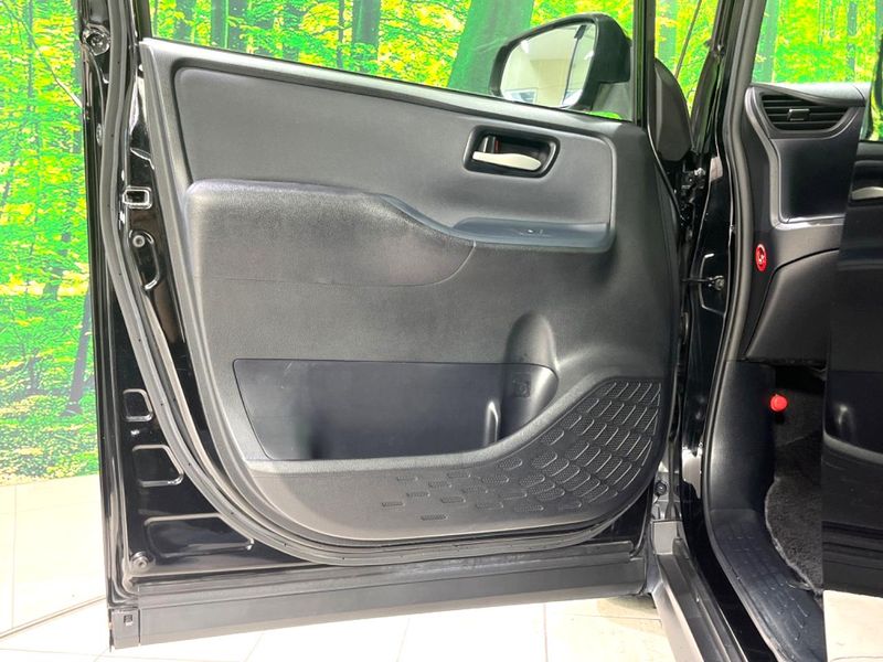 2016 Toyota Noah DAA-ZWR80W (UW-6a87c35d3353d)[21]