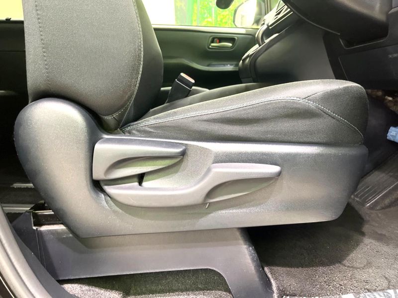 2016 Toyota Noah DAA-ZWR80W (UW-6a87c35d3353d)[18]