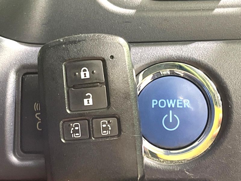 2016 Toyota Noah DAA-ZWR80W (UW-6a87c35d3353d)[7]