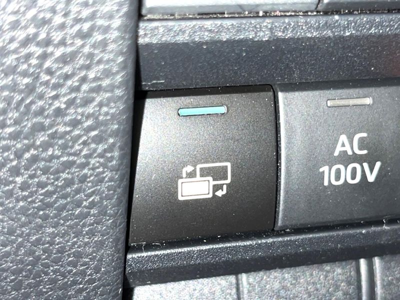 2023 Toyota Voxy 6AA-ZWR90W (UW-6a87c3648a435)[27]